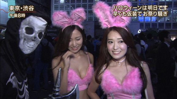 Exposure event  (with image) where amateurs such as Halloween wander around the city in AV actress-like Dosukebe cosplay costumes
